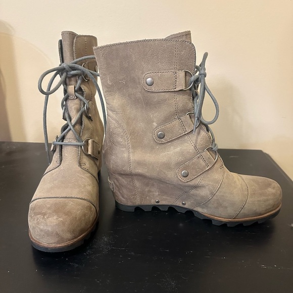 Sorel Shoes - Women’s Sorel Wedge Boots Size 10.